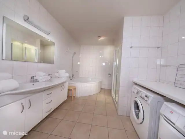 Profitez de Saalbach Top E2 | Autriche, Salzburgerland, Saalbach - appartement Salle de bain 1 avec double vasque, douche, baignoire, toilettes, lave-linge et sèche-linge.