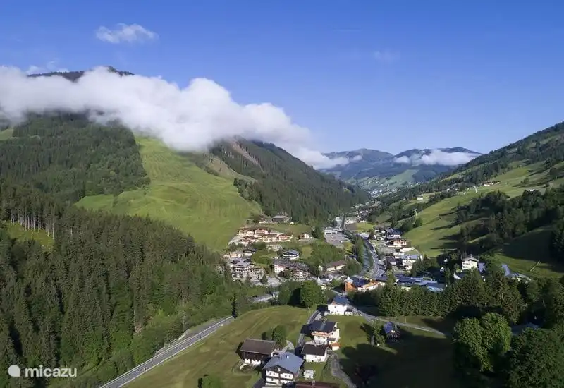 Het dal van Saalbach, met links het appartement.