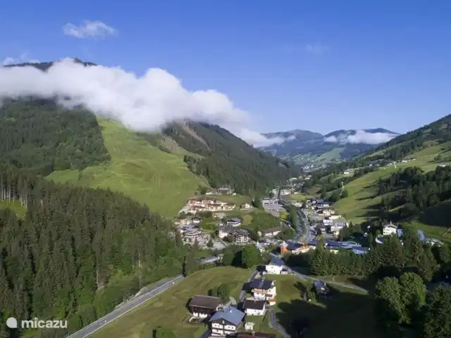 Profitez de Saalbach Top E2 | Autriche, Salzburgerland, Saalbach - appartement La vallée de Saalbach, avec l’appartement sur la gauche.