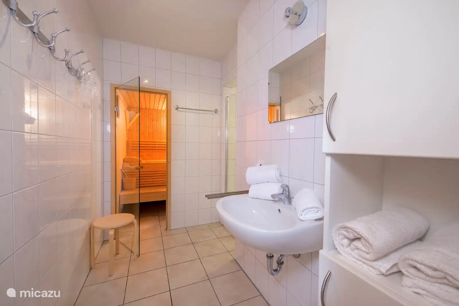 Badkamer 2 met douche, wasbak en sauna. Naast deze badkamer is er een separaat toilet.