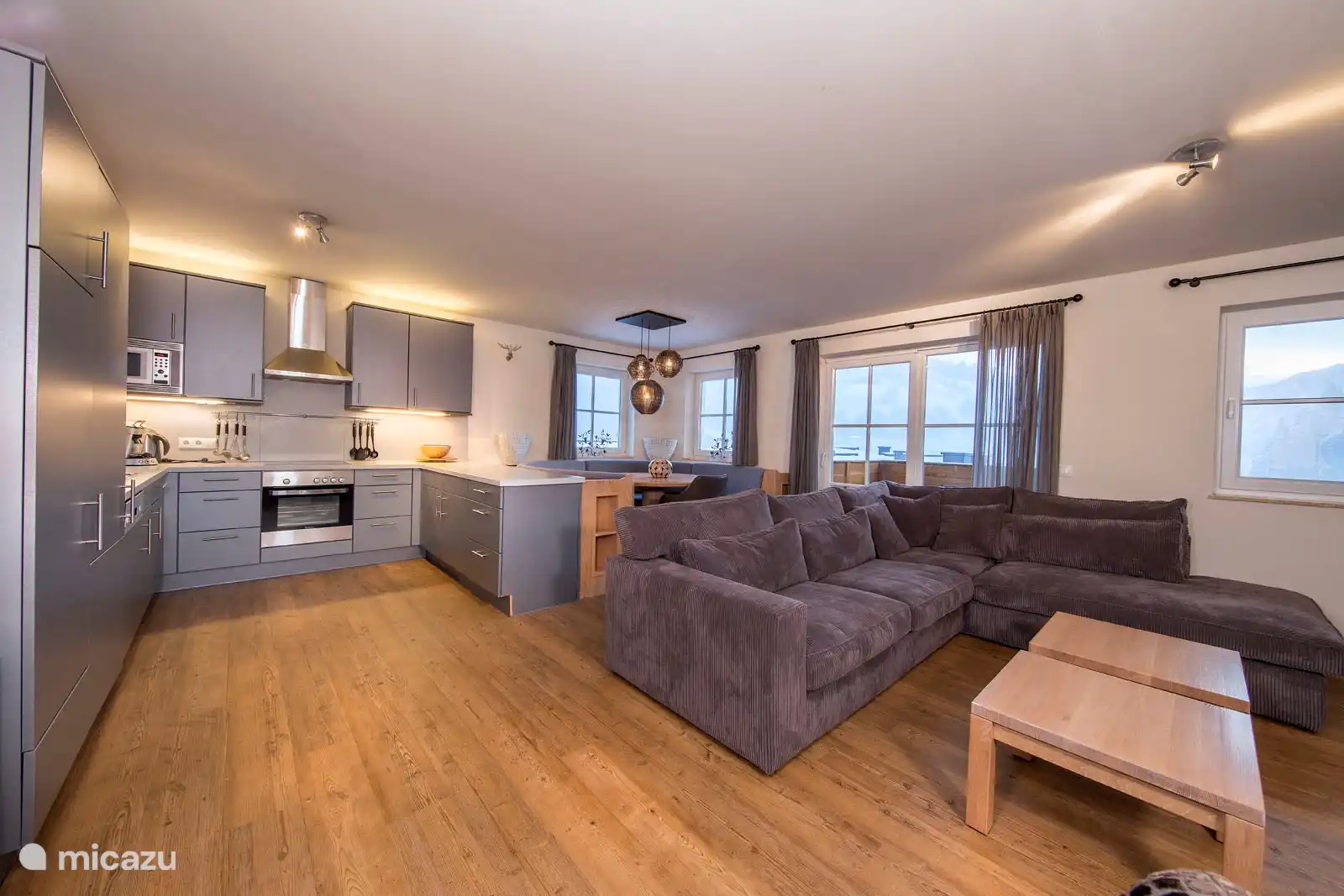 De open keuken met Oostenrijkse zithoek.