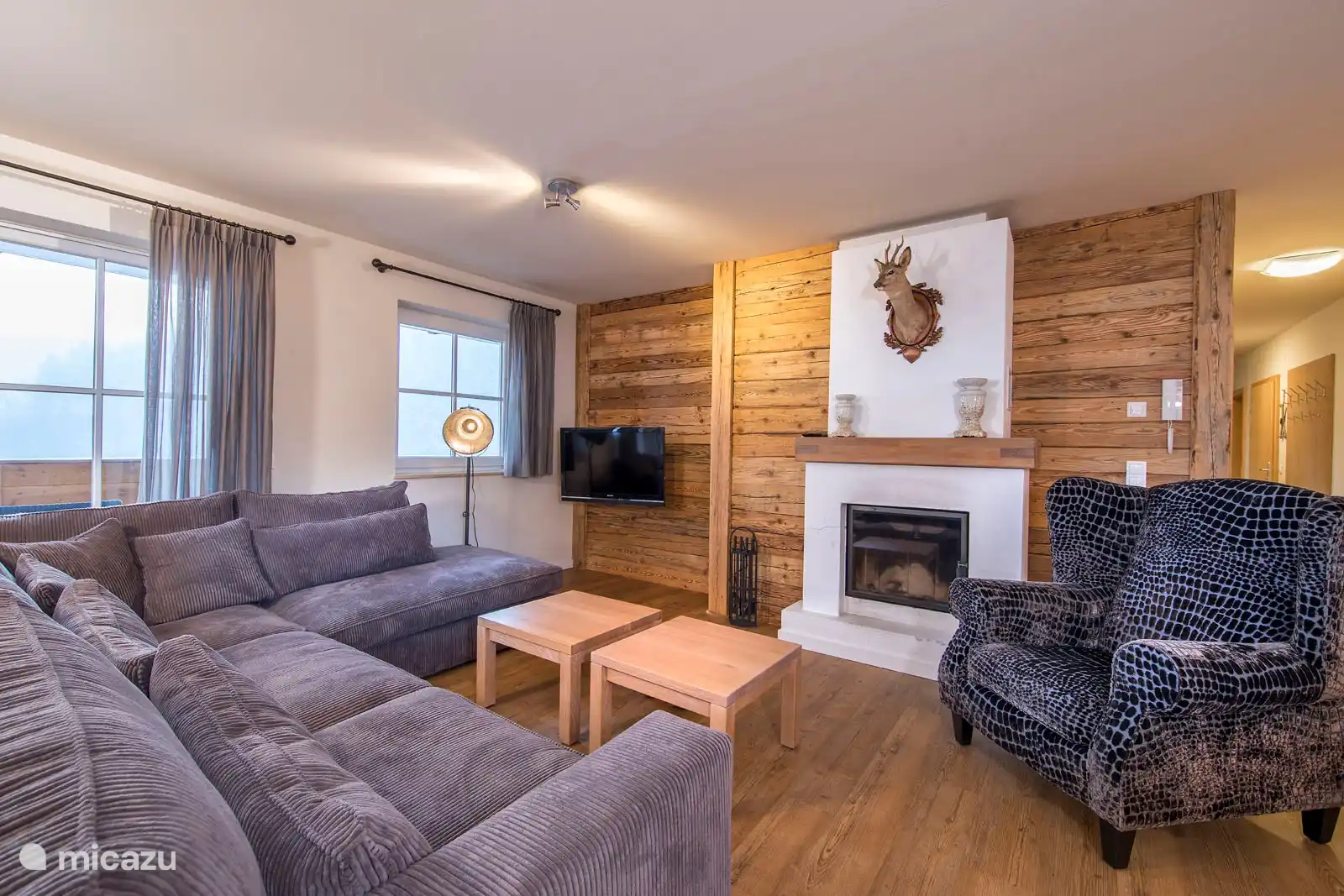 Woonkamer met open haard en heerlijke bank.