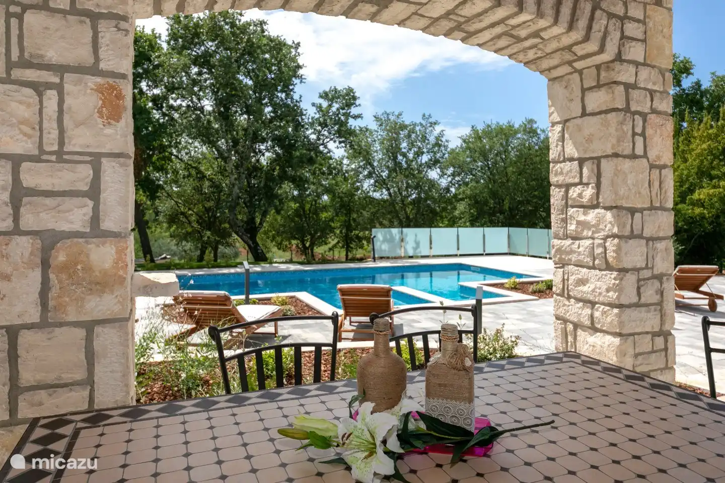 Schwimmbad von der Veranda