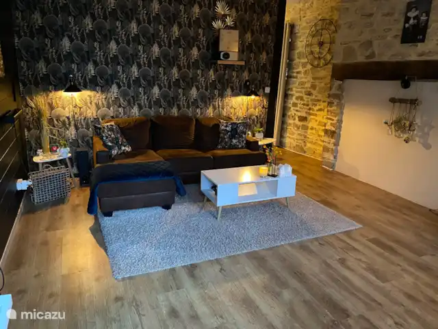 Maison CouCou 3 | France, Dordogne, Jumilhac-le-Grand - gîte / cottage Le salon confortable et confortable de la Maison 3, ici vous pouvez regarder vos films/séries préférés via Netflix/Videoland via un vidéoprojecteur ou simplement regarder la télévision via NL-Ziet !