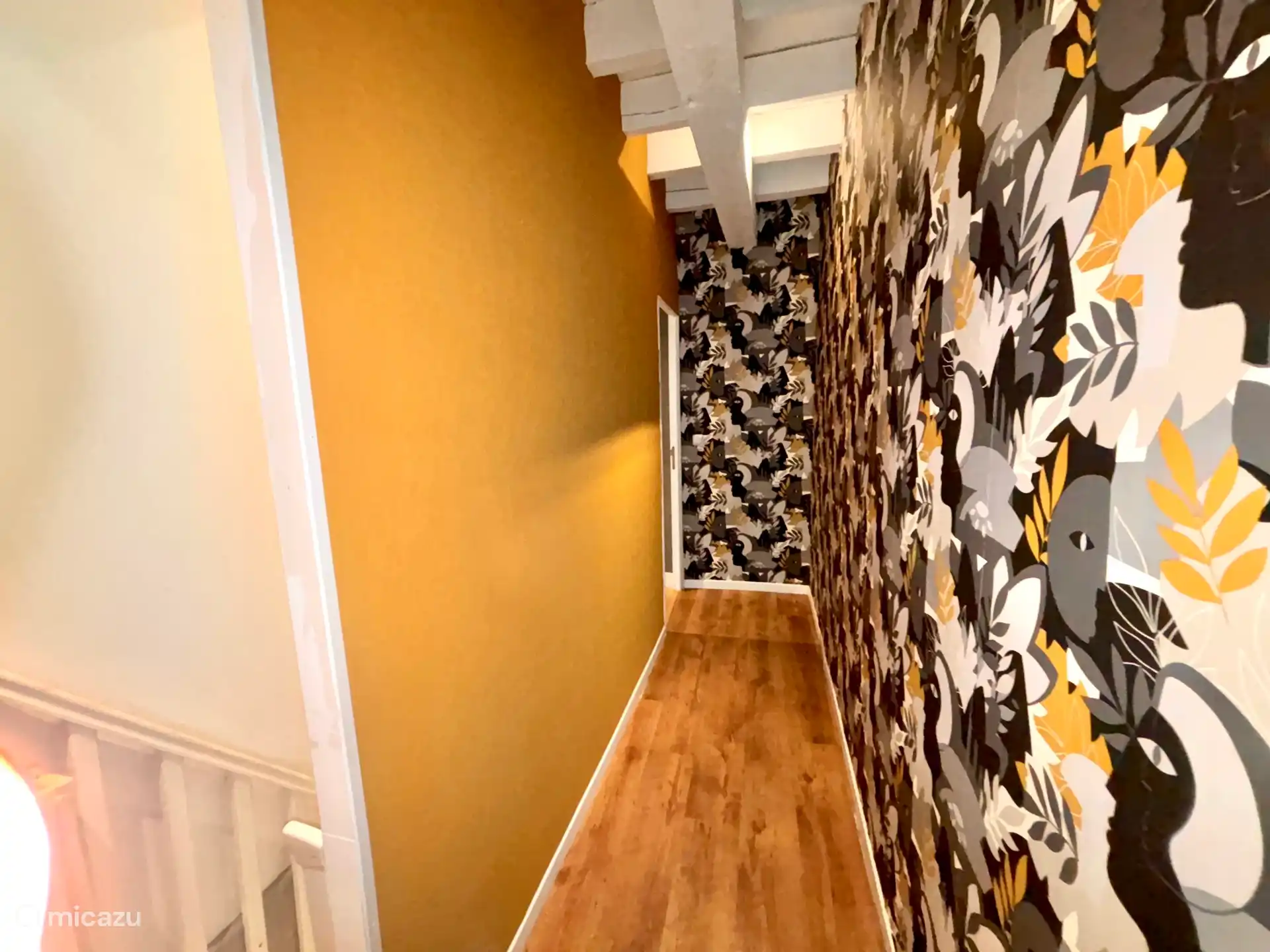 Flur im Obergeschoss zum modernen, geräumigen Badezimmer.