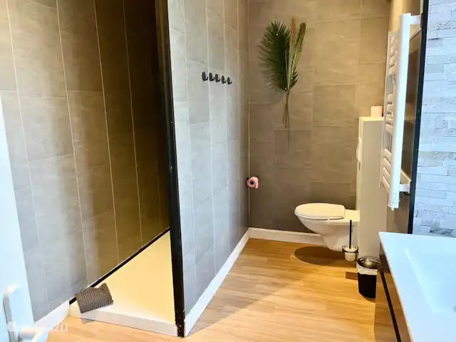 Maison CouCou 3 | France, Dordogne, Jumilhac-le-Grand - gîte / cottage Salle de bain complète avec douche à l’italienne, toilettes, lavabo et placard à colonnes.