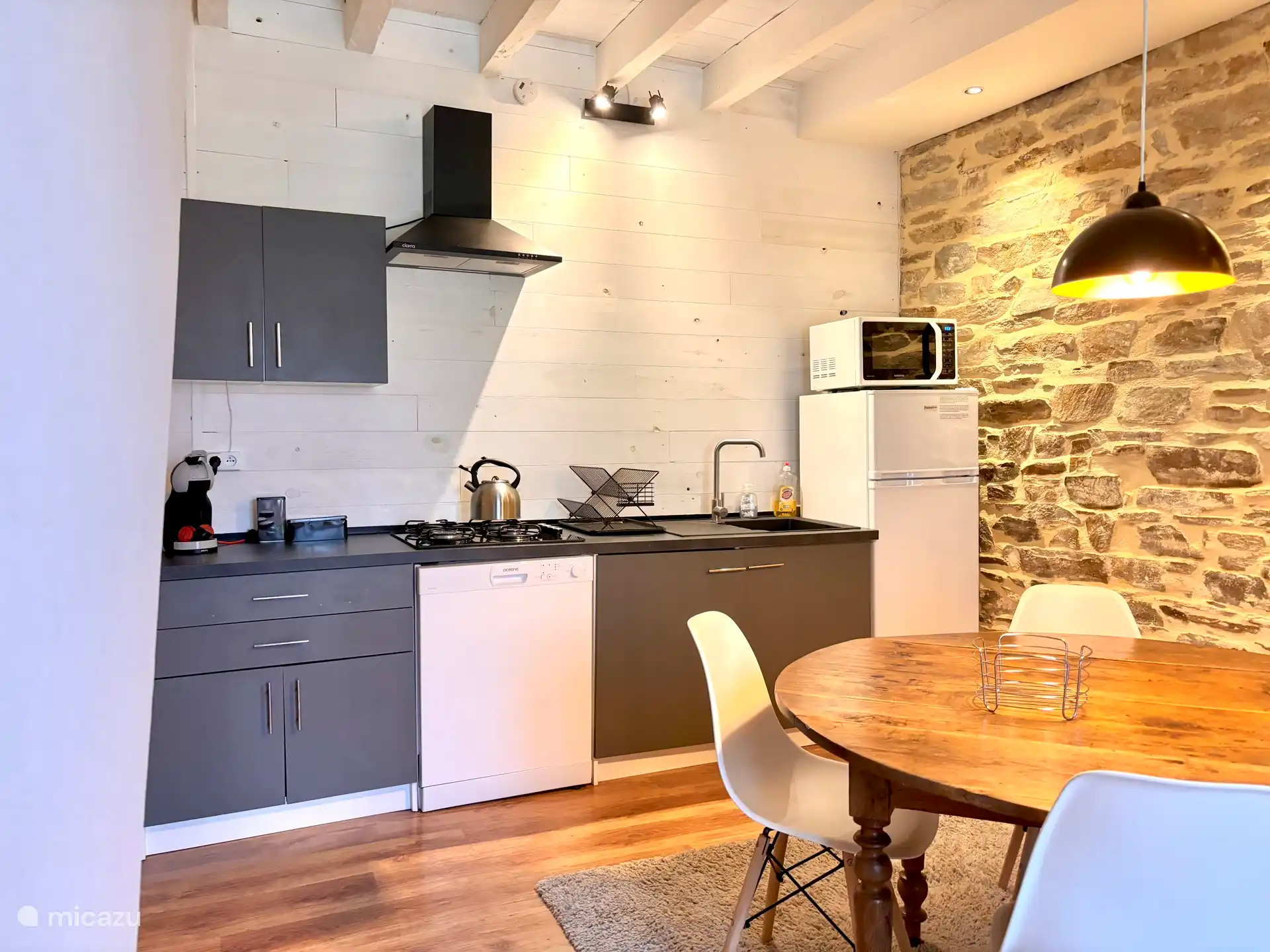 Voll ausgestattete Küche zur Selbstverpflegung. Ausgestattet mit Geschirrspüler und Kühlschrank mit separatem Gefrierfach