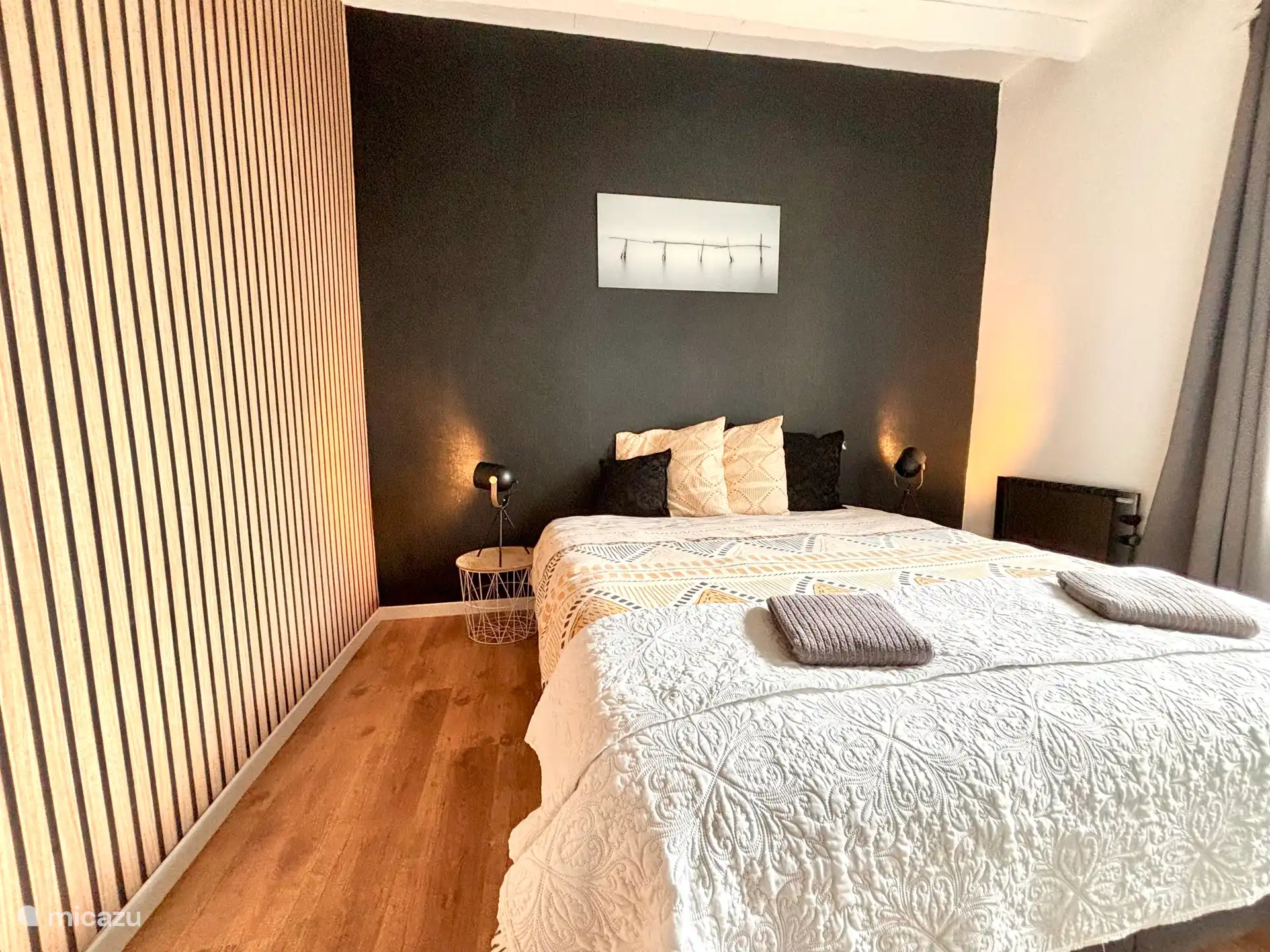 Das Hauptschlafzimmer mit großem Bett von 160x200.