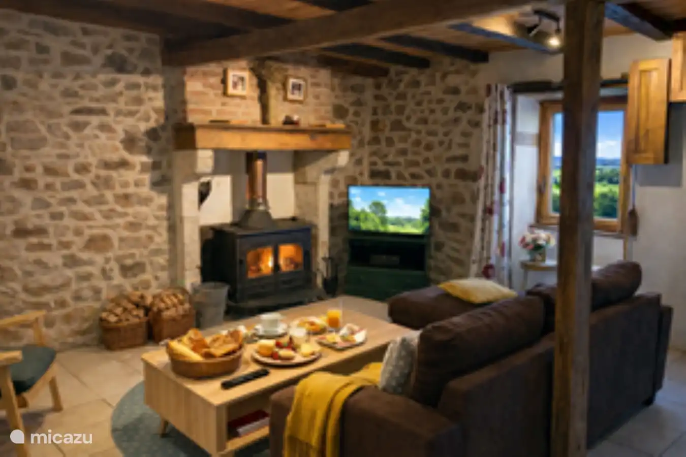 Zitgedeelte, bereikbaar via 3 kleine treden vanaf de keuken