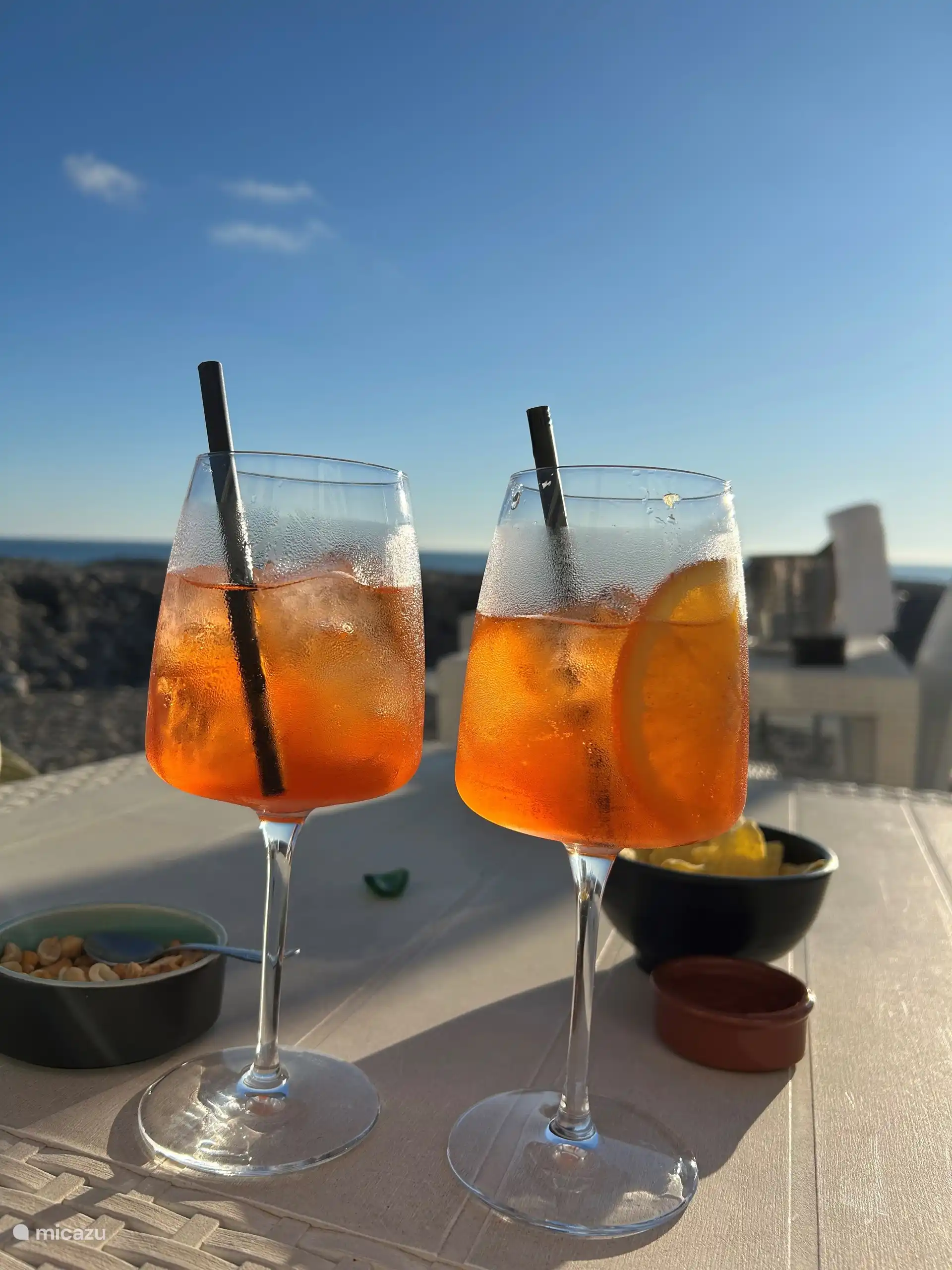 Es gibt viele Terrassen am Strand in der Umgebung