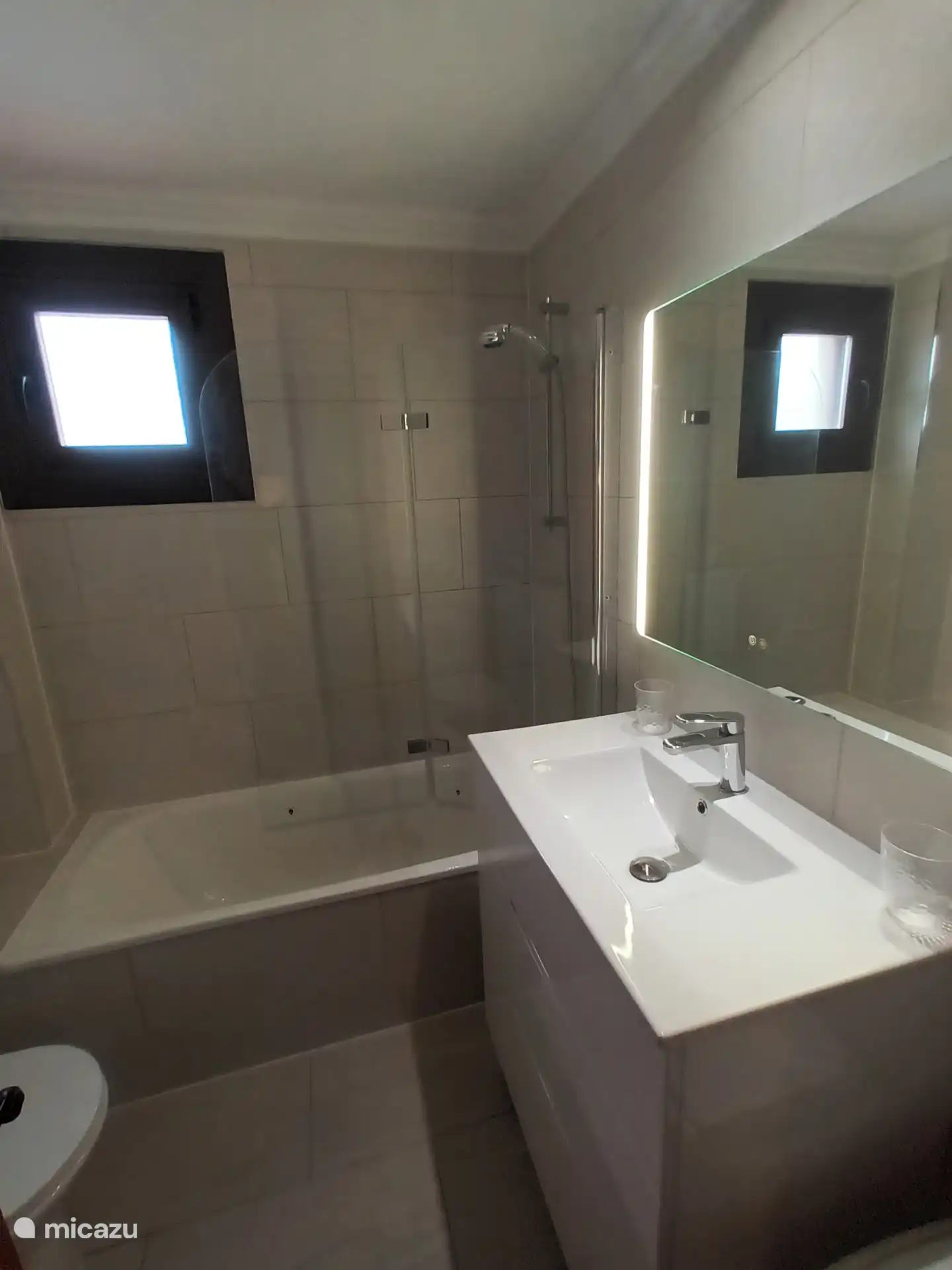 2. Badezimmer mit Badezimmer