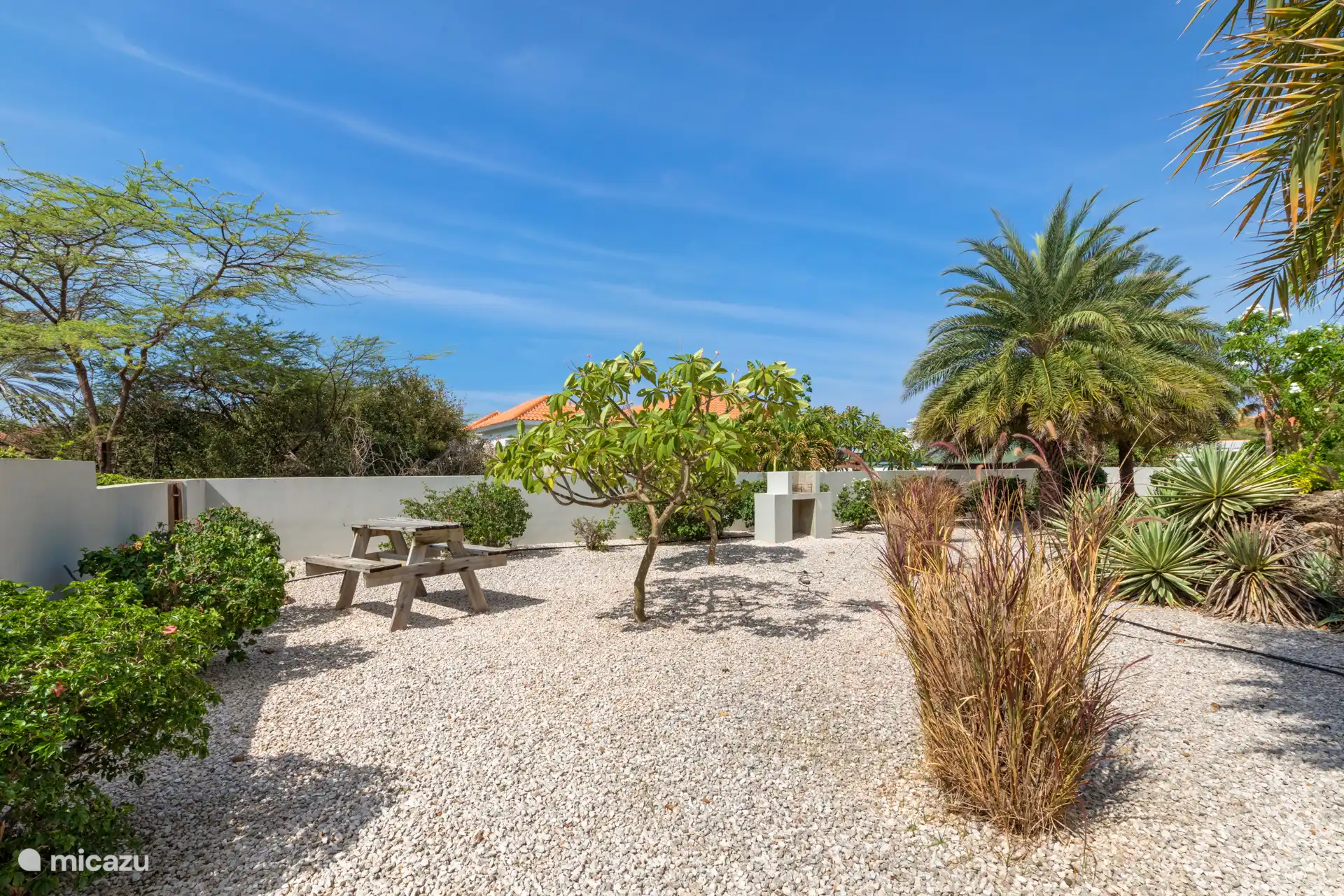 Eingezäunter tropischer Garten