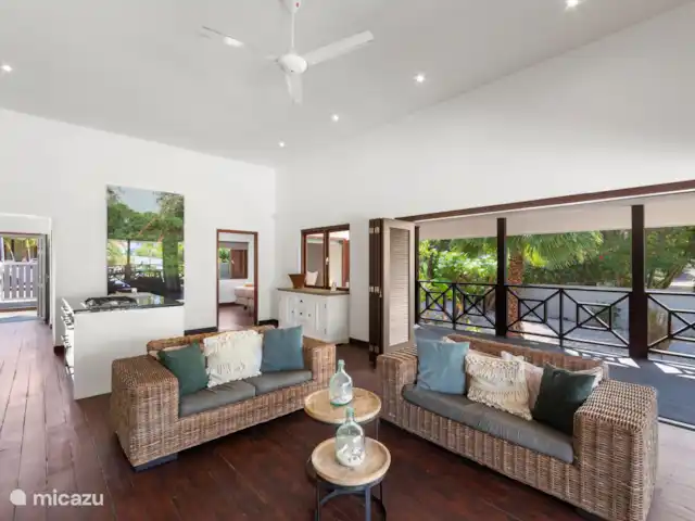 Villa Solaya 3, Jan Thiel | Curaçao, Banda Ariba (est), Jan Thiel - villa Portes pliantes donnant sur la terrasse.