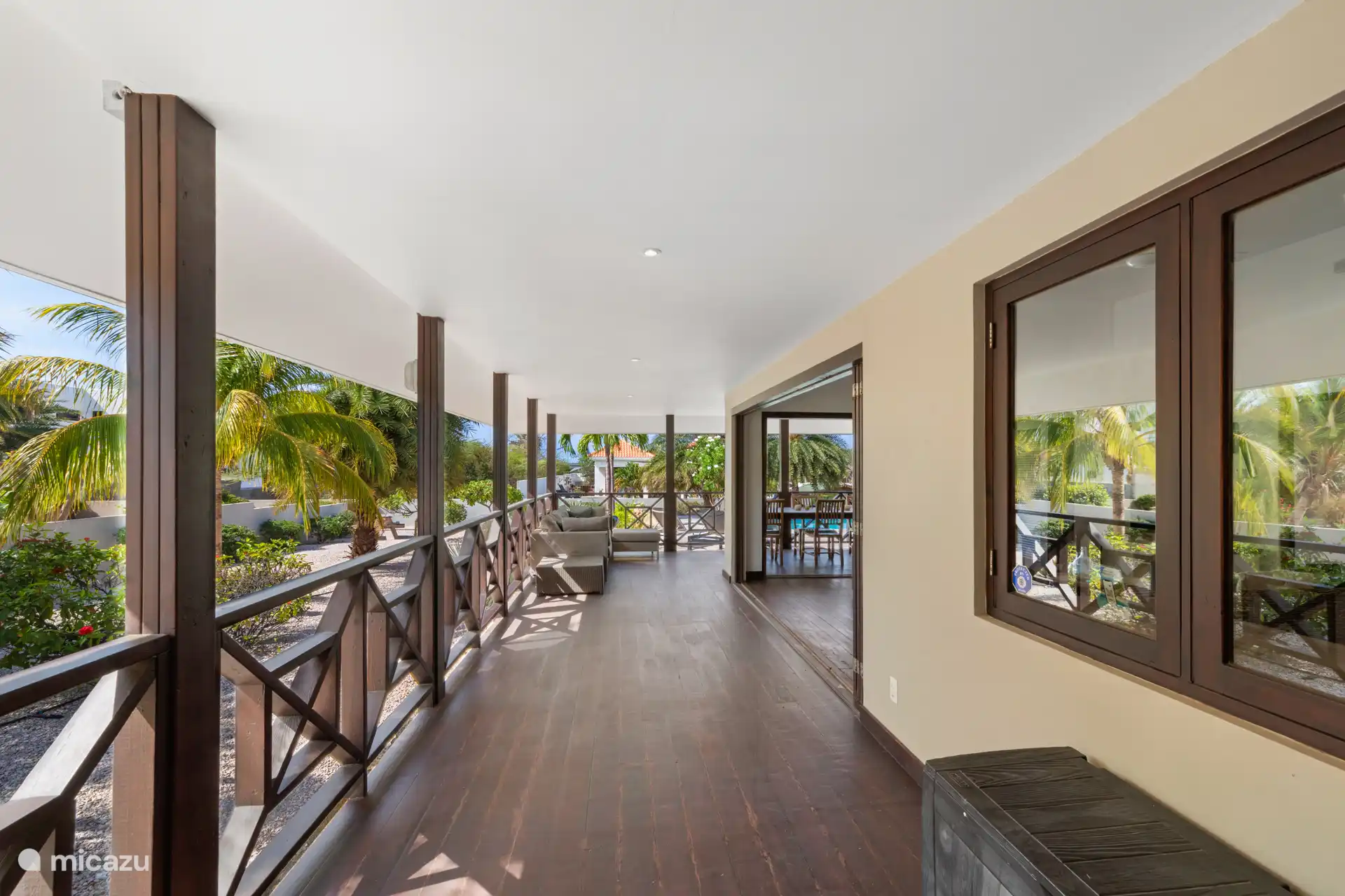 Große überdachte Terrasse.