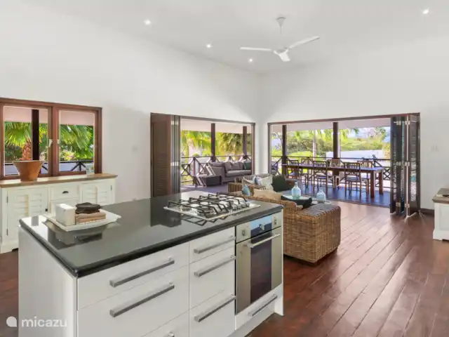 Villa Solaya 3, Jan Thiel | Curaçao, Banda Ariba (est), Jan Thiel - villa Grand salon avec de hauts plafonds et une luxueuse cuisine ouverte sur vous.