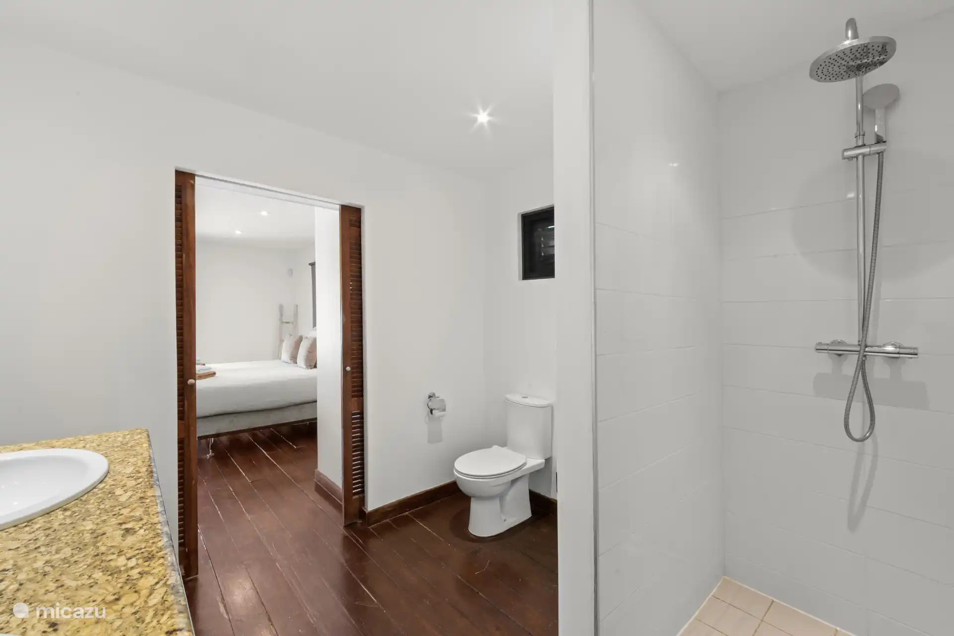 Dusche, WC und Waschbecken