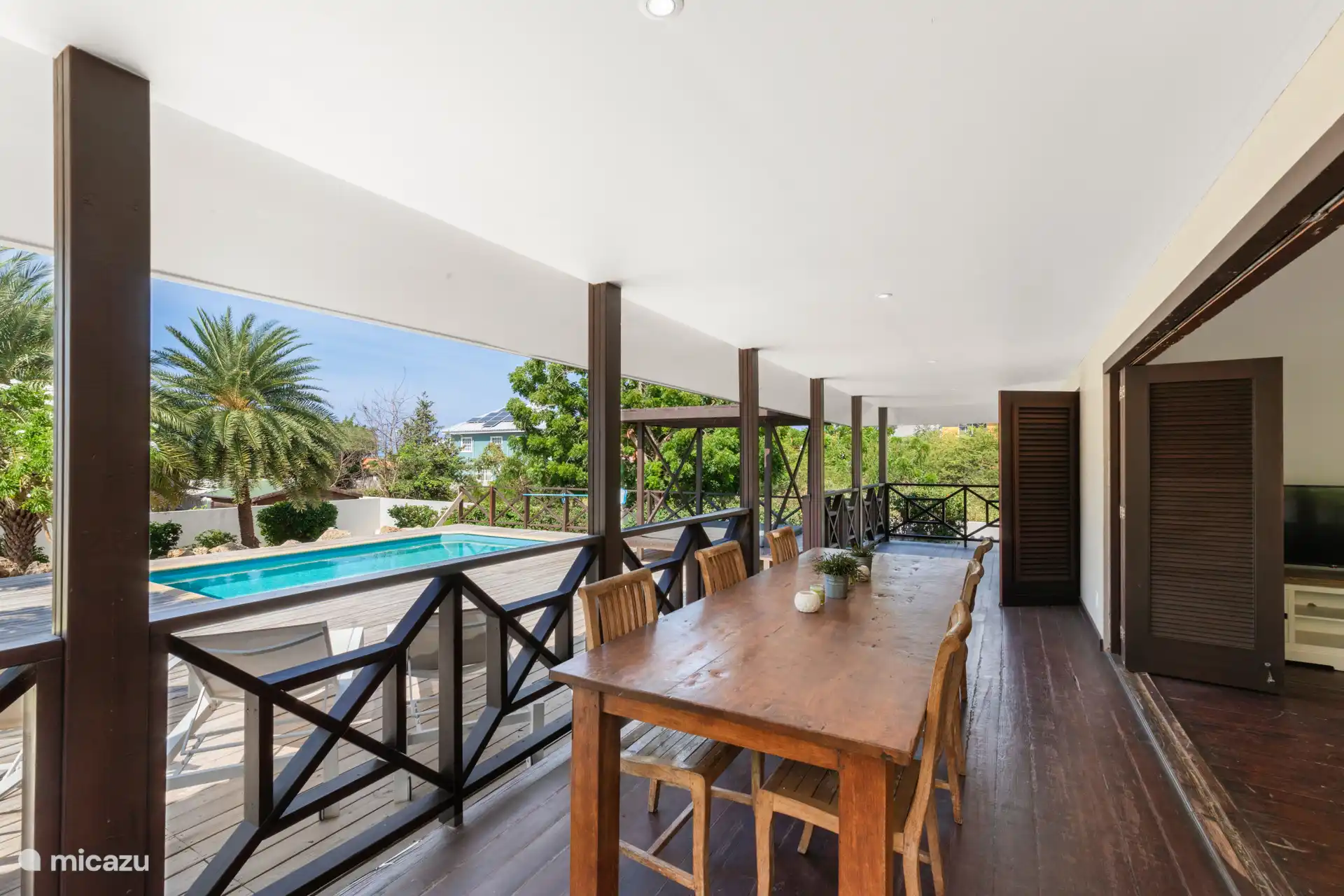 Esstisch auf der Terrasse zum Frühstück, Mittag- oder Abendessen im Freien.