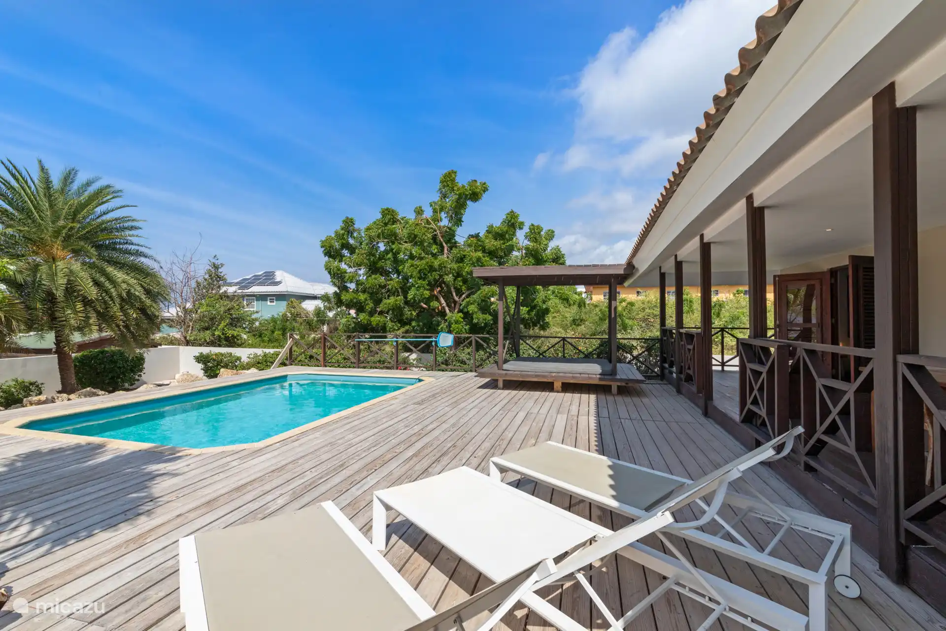 Bequeme Sonnenliegen am Pool.