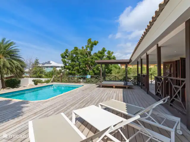 Villa Solaya 3, Jan Thiel | Curaçao, Banda Ariba (est), Jan Thiel - villa Chaises longues confortables au bord de la piscine.