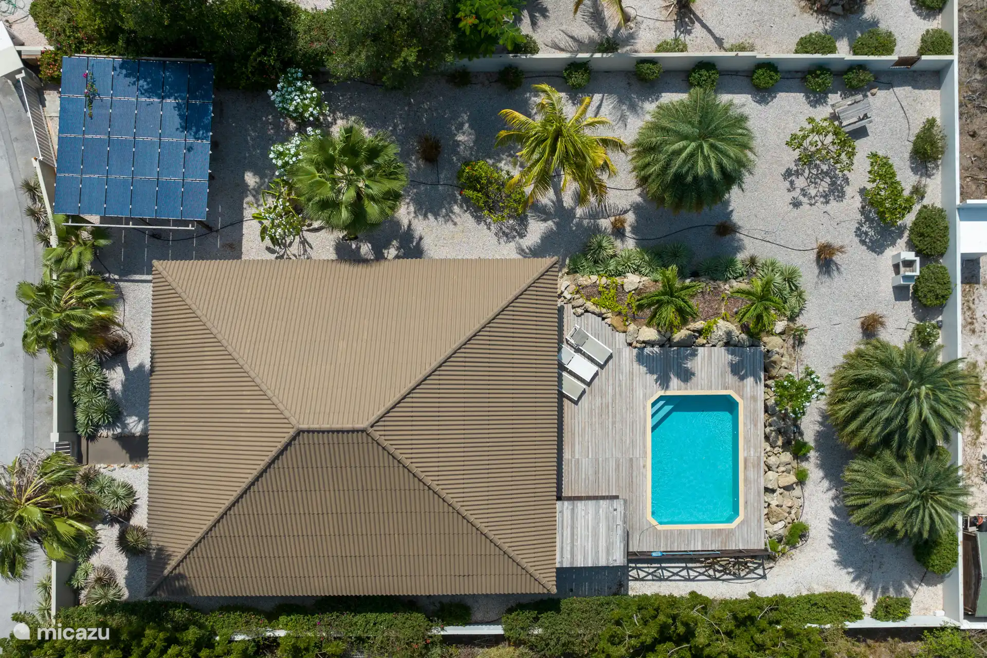 Luftaufnahme der Villa, des privaten Pools und des Gartens.