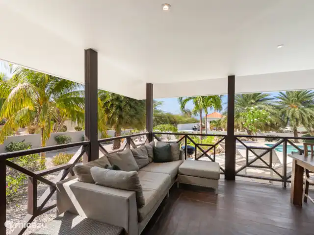 Villa Solaya 3, Jan Thiel | Curaçao, Banda Ariba (est), Jan Thiel - villa Salon situé sur la terrasse couverte donnant sur le jardin et la piscine privée.