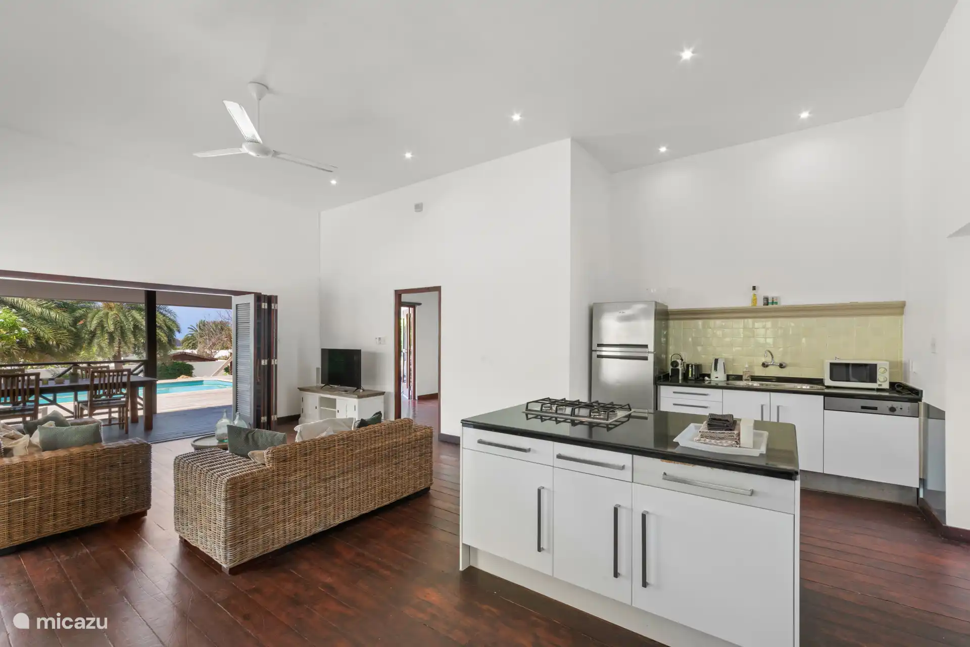 Wohnzimmer mit Deckenventilator.