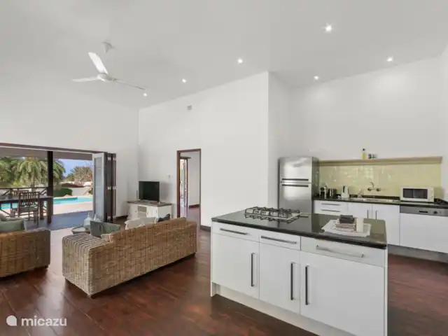 Villa Solaya 3, Jan Thiel | Curaçao, Banda Ariba (est), Jan Thiel - villa Salon avec ventilateur de plafond.