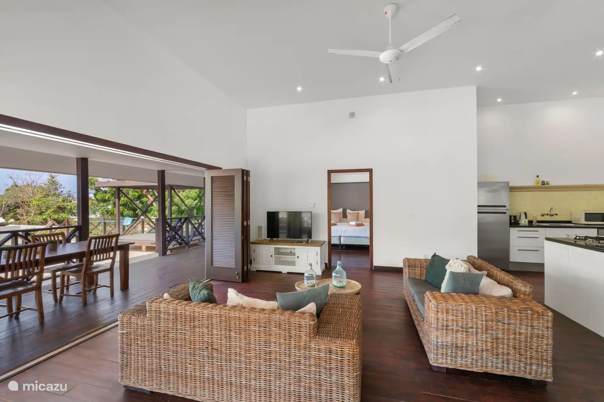 Lounge-Set und Fernseher