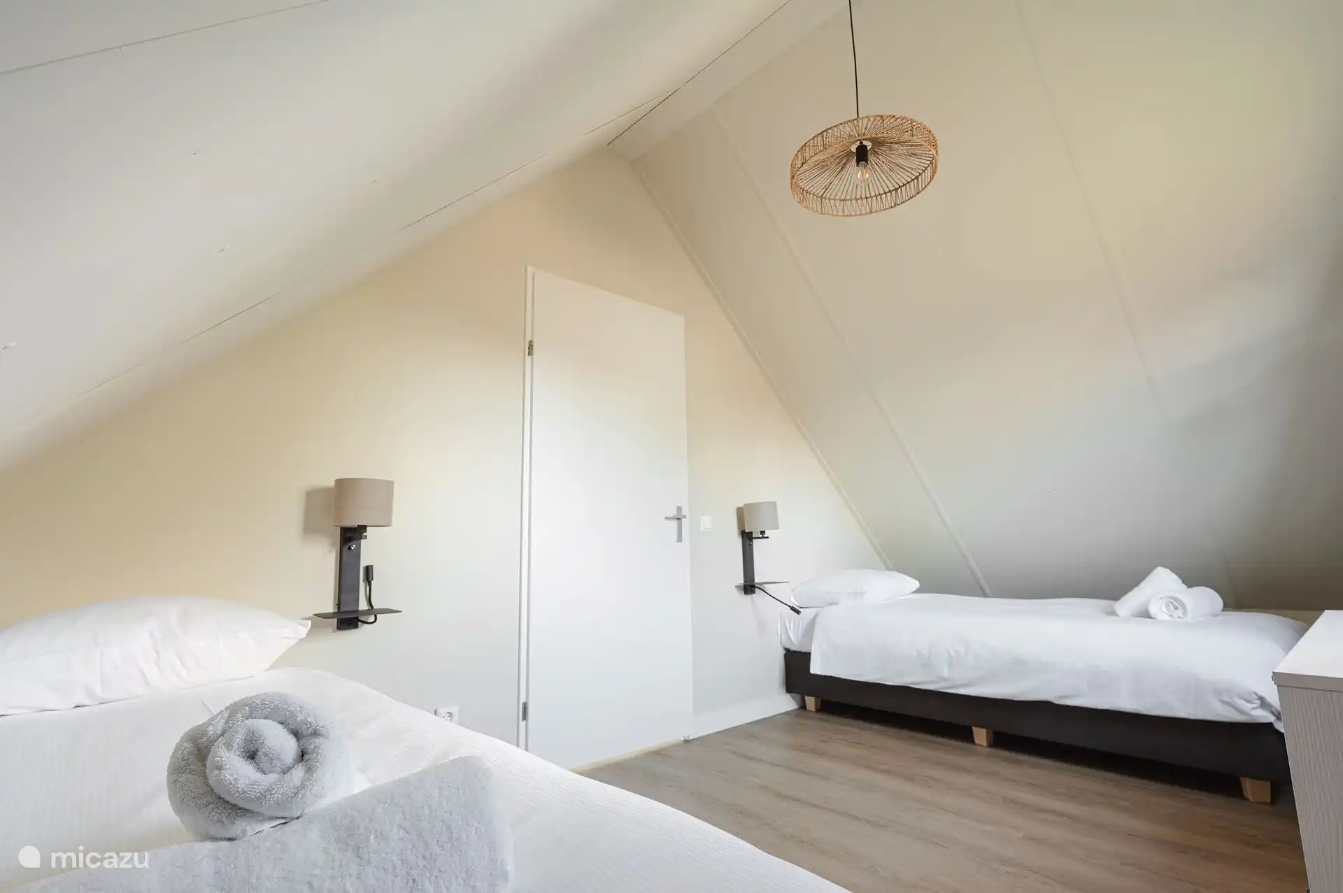 Schlafzimmer mit zwei Einzelbetten. Diese können bei Bedarf gemeinsam hergestellt werden.