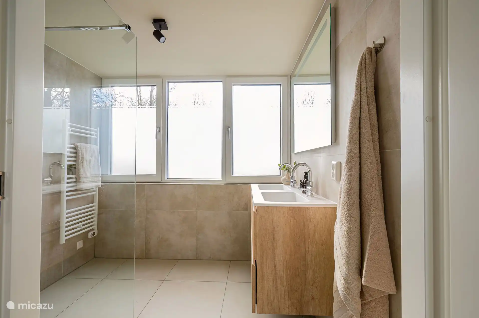 Das Anwesen verfügt über 2 Badezimmer, 1 im Erdgeschoss und 1 im ersten Stock. Auf beiden Etagen gibt es (separate) Toiletten.