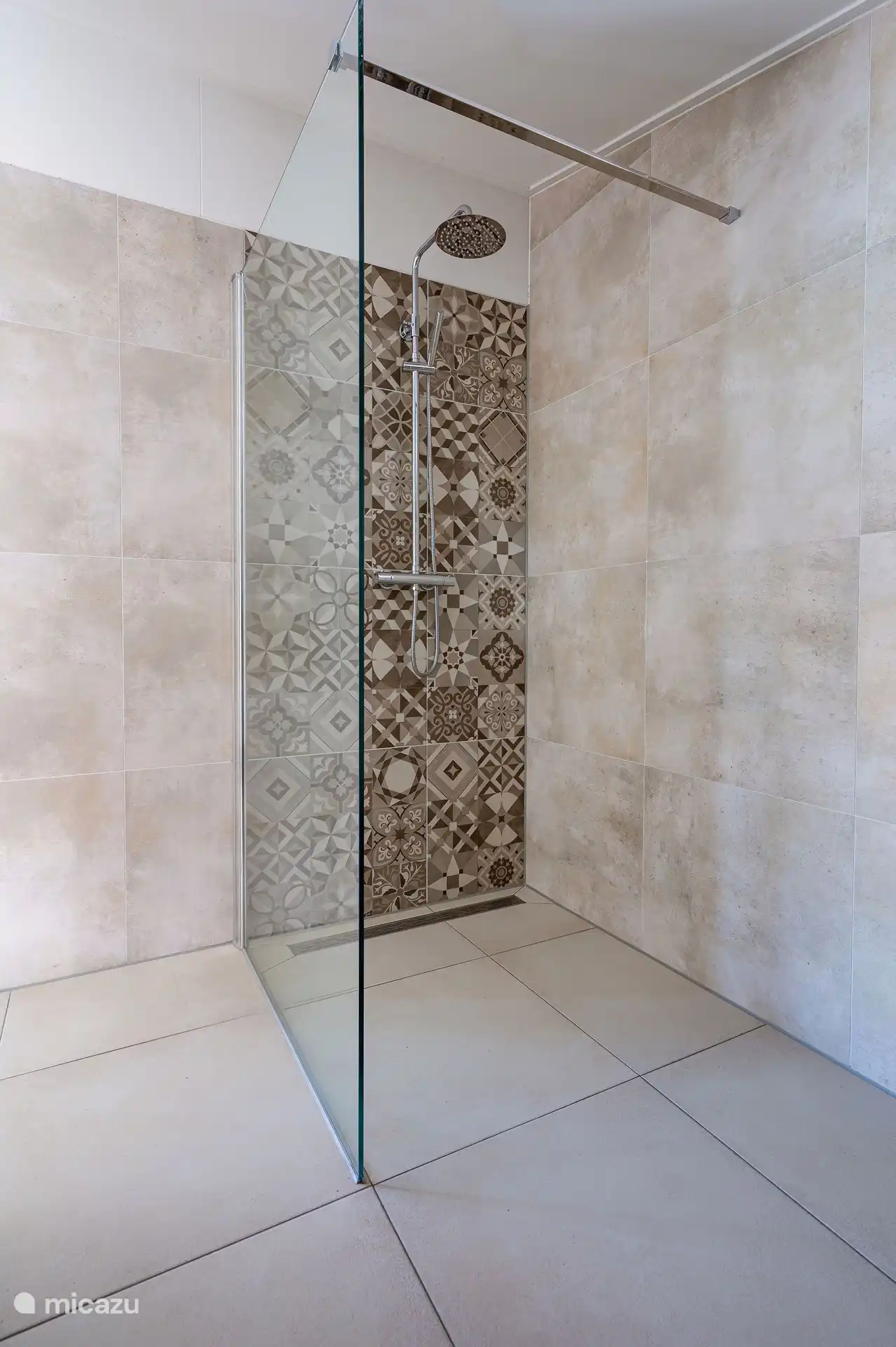 Das Anwesen verfügt über 2 Badezimmer, 1 im Erdgeschoss und 1 im ersten Stock. Auf beiden Etagen gibt es (separate) Toiletten.