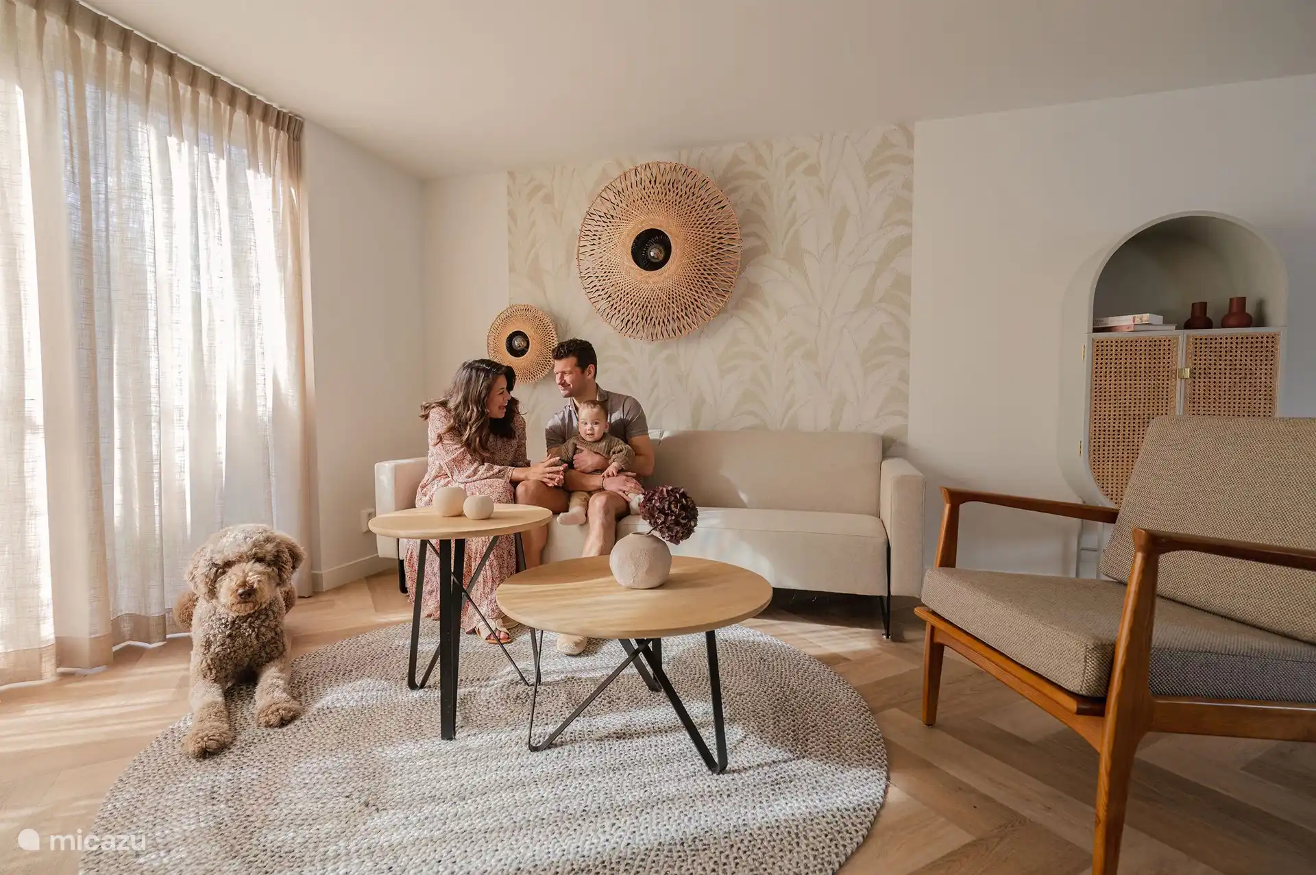 Das Wohnzimmer ist hell, gemütlich und ansprechend eingerichtet.