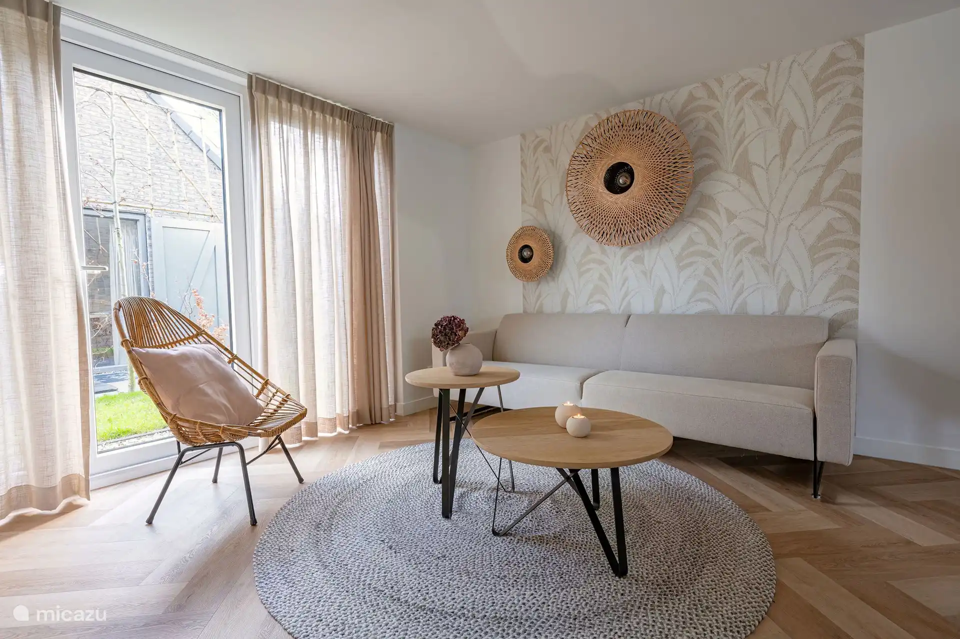 Das Wohnzimmer ist hell, gemütlich und ansprechend eingerichtet.