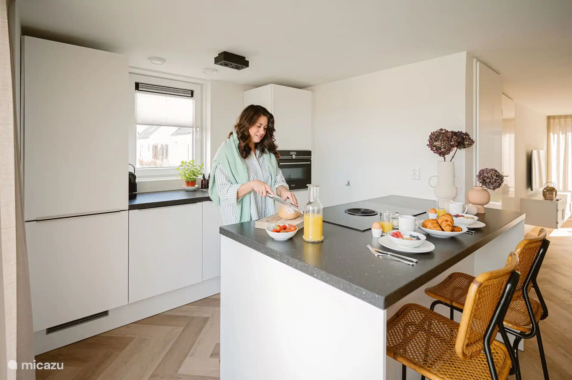 Die offene Küche ist mit allen luxuriösen Annehmlichkeiten ausgestattet.