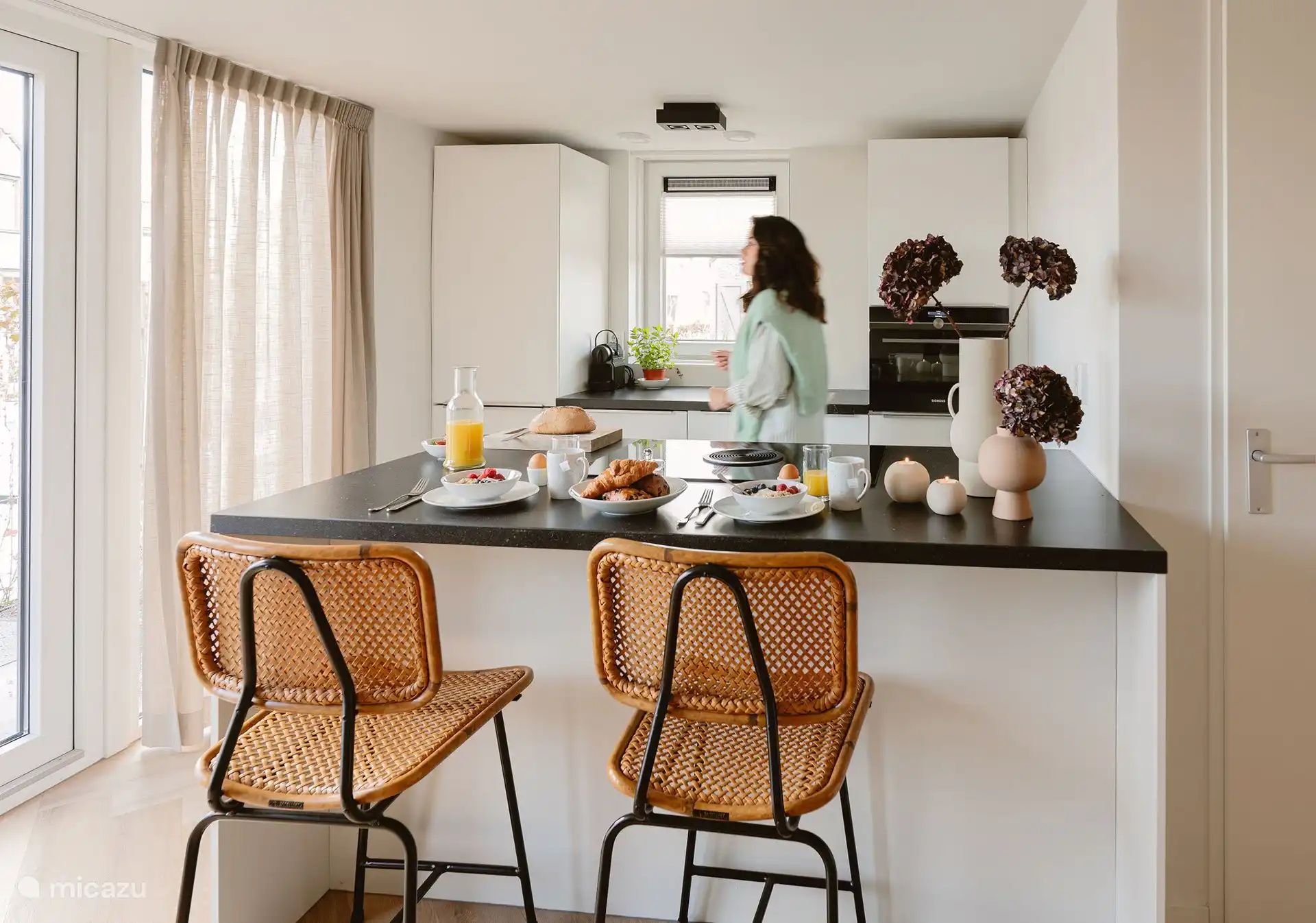 Die Küche verfügt über eine Nespresso-Kaffeemaschine, einen Quuoker, Combimangnetron, Kühlschrank, Gefrierschrank, Geschirrspüler und Kochnische.