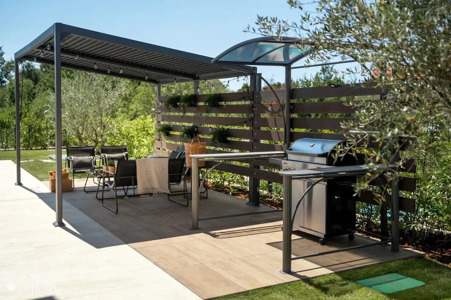 überdachte Terrasse + Grill