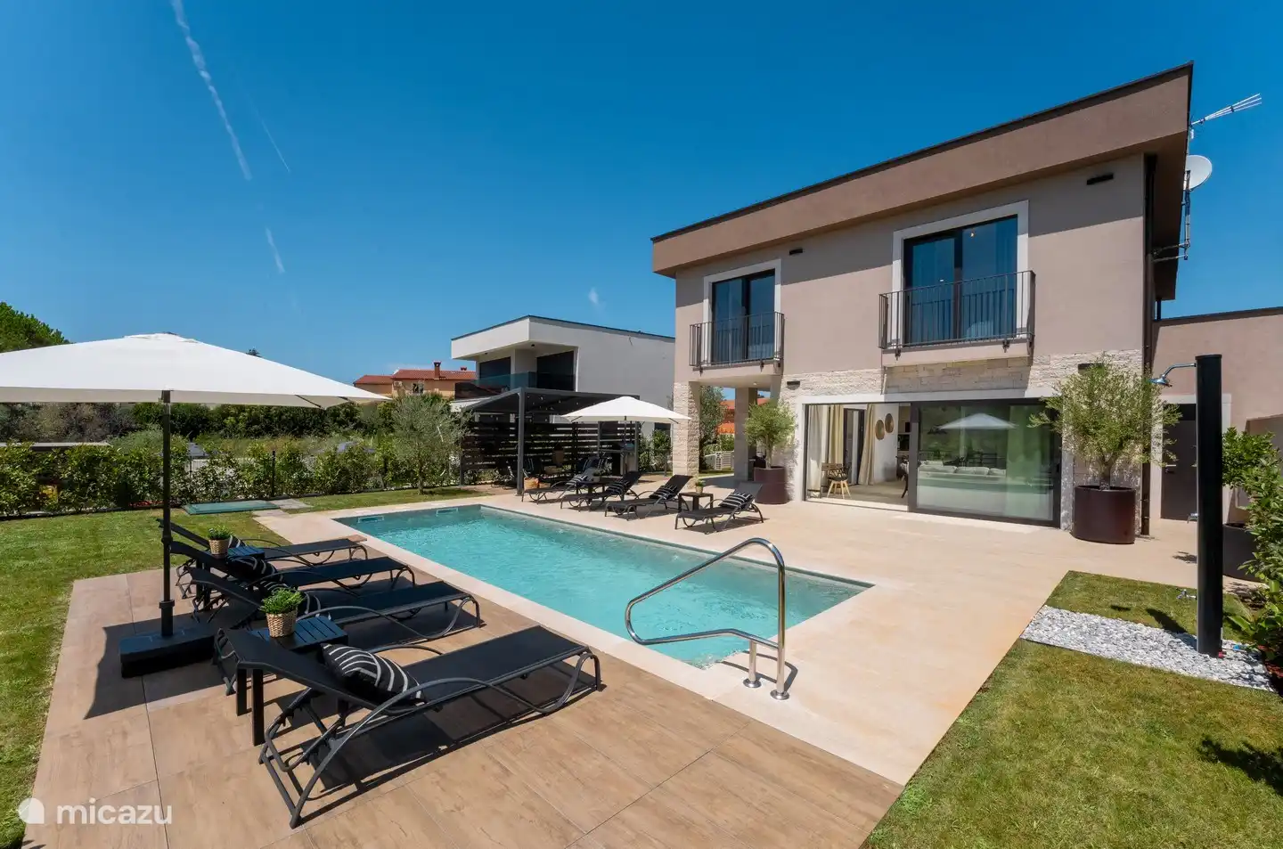 Terrasse + Swimmingpool