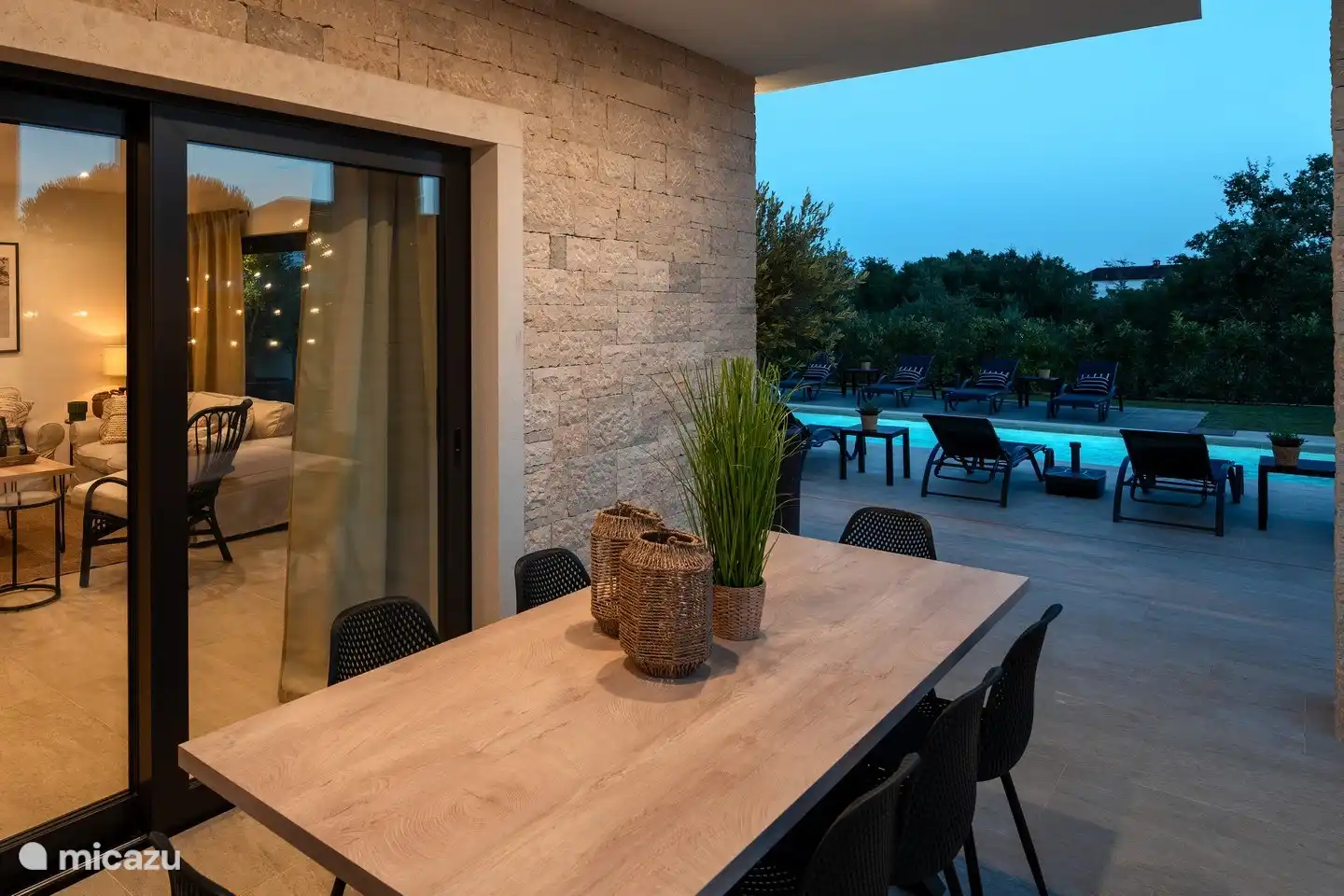 Esstisch für den Außenbereich