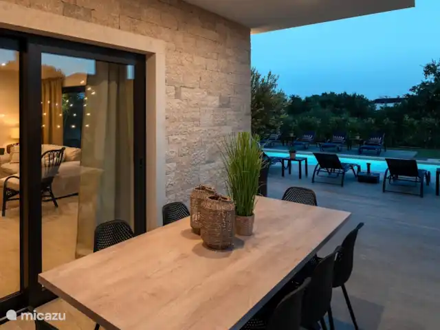 Villa Palazzina huren in Kroatië, Istrië, Porec - villa buiten eettafel