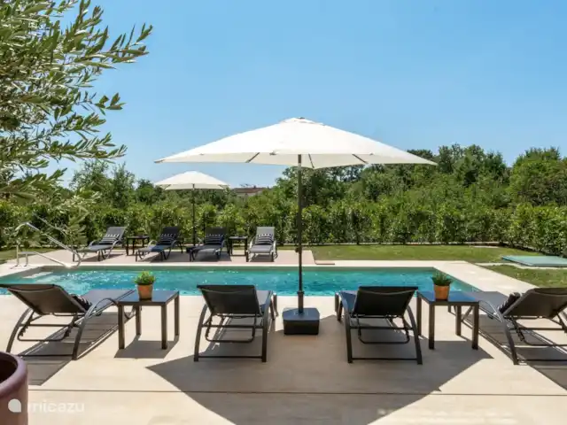 Villa Palazzina huren in Kroatië, Istrië, Porec - villa ligbedden bij het zwembad
