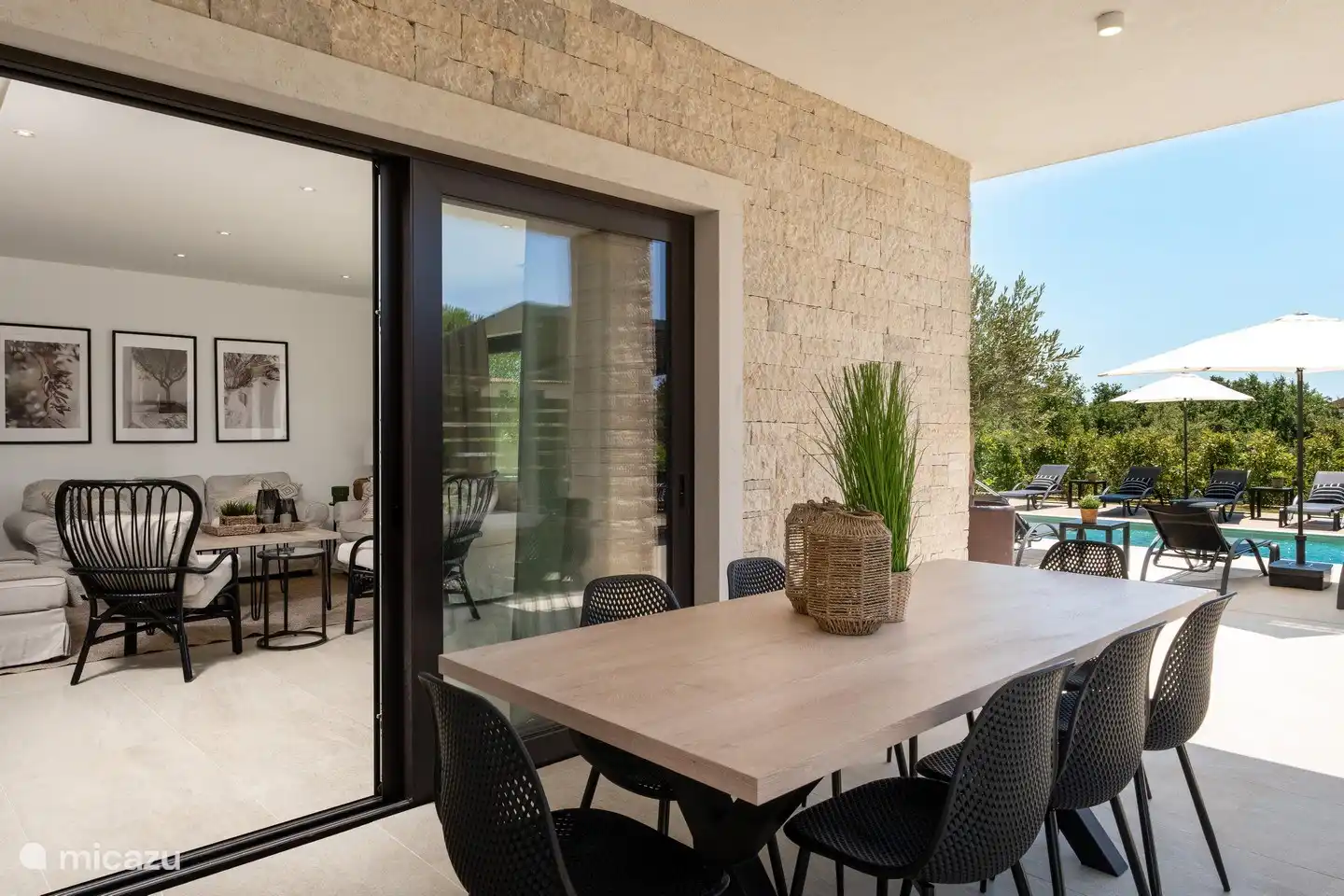 überdachter Esstisch für den Außenbereich