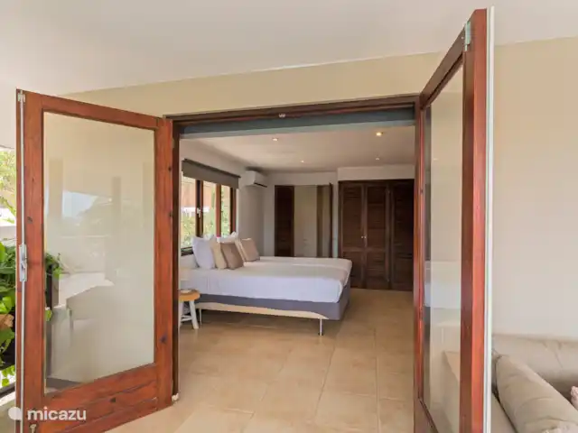 Villa Solaya 4, Jan Thiel | Curaçao, Banda Ariba (est), Jan Thiel - villa Portes-fenêtres donnant sur la terrasse.
