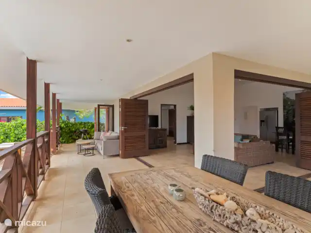 Villa Solaya 4, Jan Thiel | Curaçao, Banda Ariba (est), Jan Thiel - villa Grande table à manger sur la terrasse extérieure