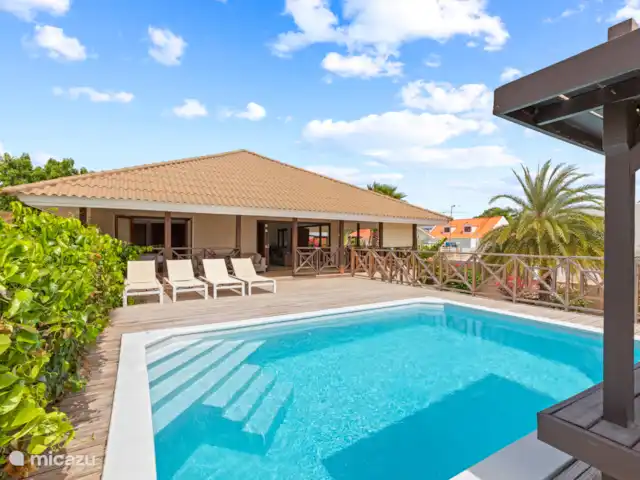 Villa Solaya 4, Jan Thiel | Curaçao, Banda Ariba (est), Jan Thiel - villa Chaises longues au bord de la piscine