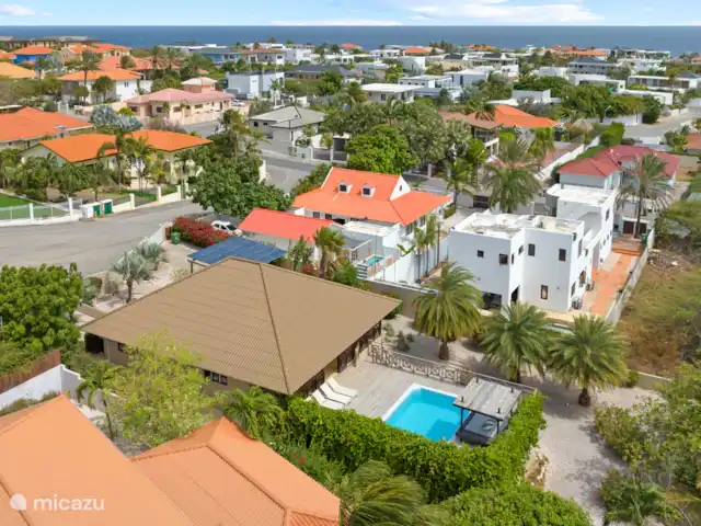Villa Solaya 4, Jan Thiel | Curaçao, Banda Ariba (est), Jan Thiel - villa Photo prise depuis les airs. Villa avec piscine et joli jardin privé.