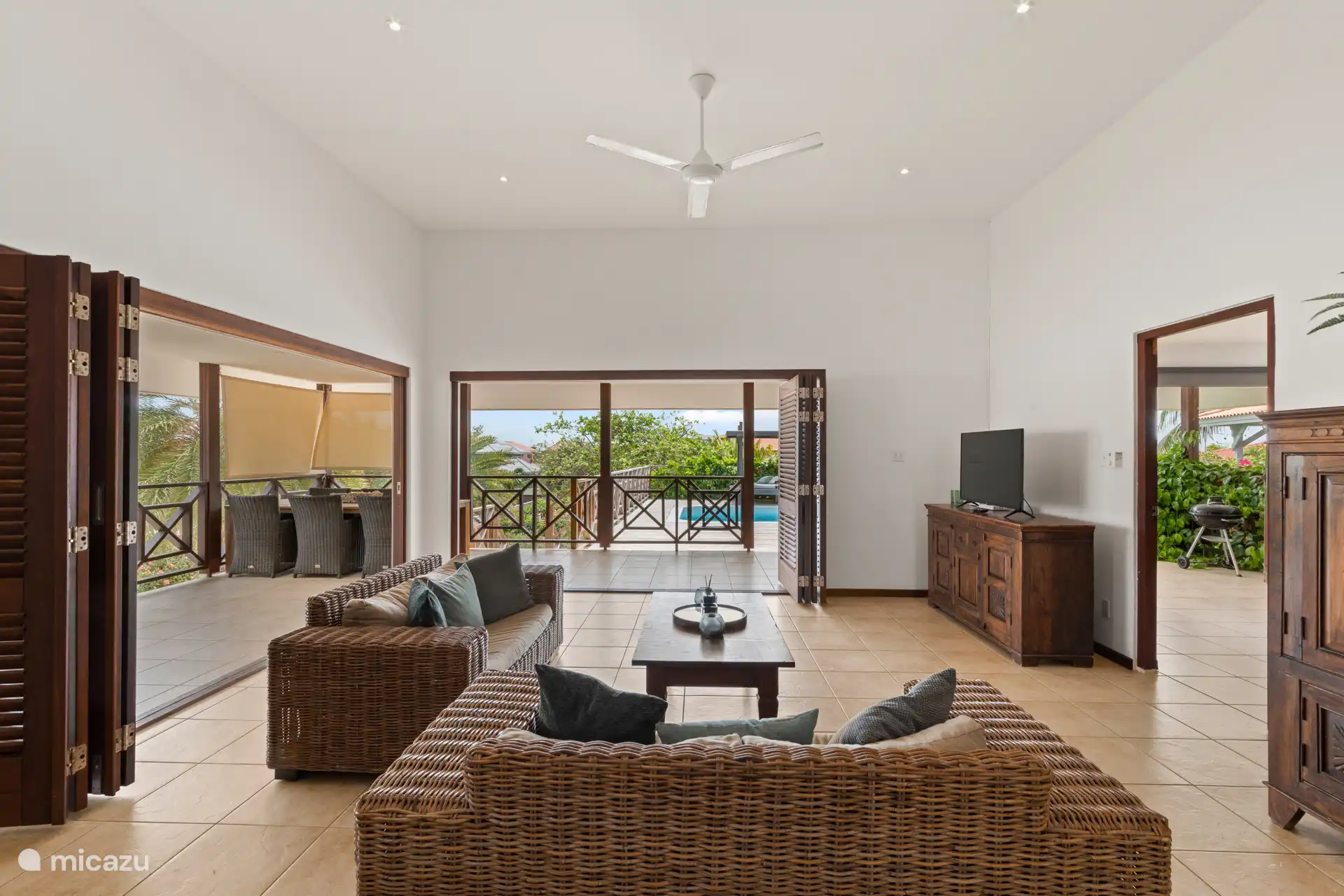 Living room with the real indoor-outdoor feeling