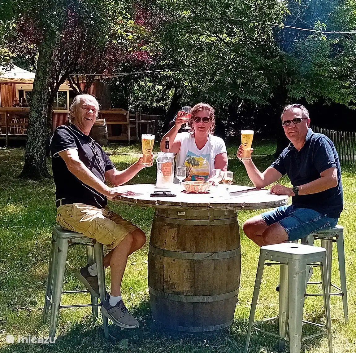 Gemütliches Essen und Trinken auf der Vienne in Confolens.