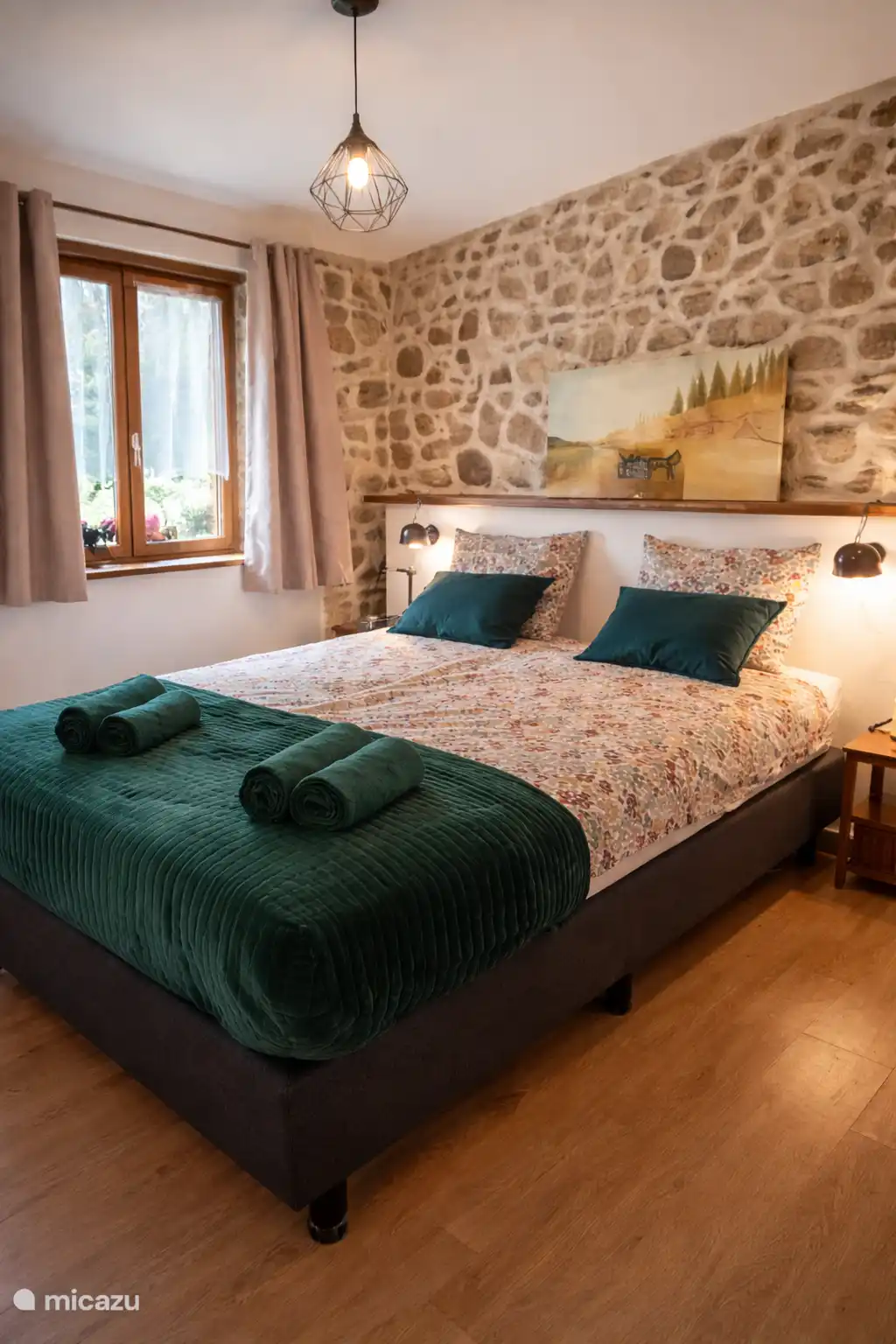 Slaapkamer 1 beneden lekker koel in de zomer.