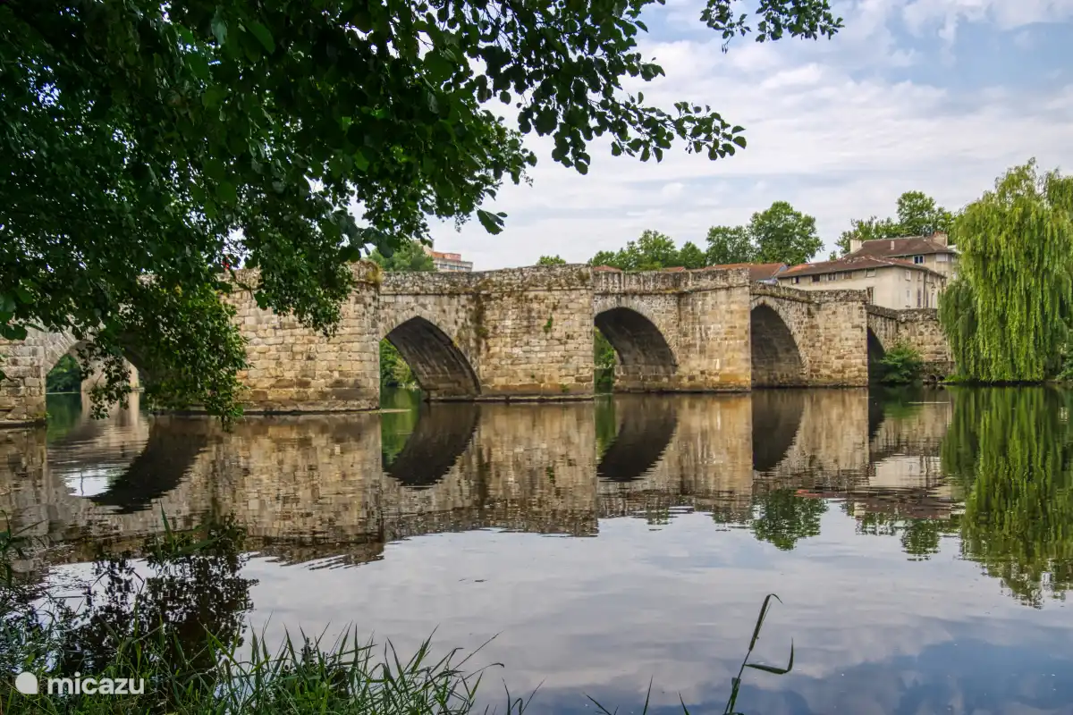 Viele alte Brücken in der Umgebung über den Fluss Vienne.