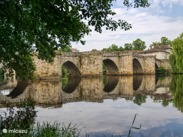 Gîte Rochechouart | France, Charente, Chirac - gîte / cottage De nombreux ponts anciens dans la région enjambent la Vienne.